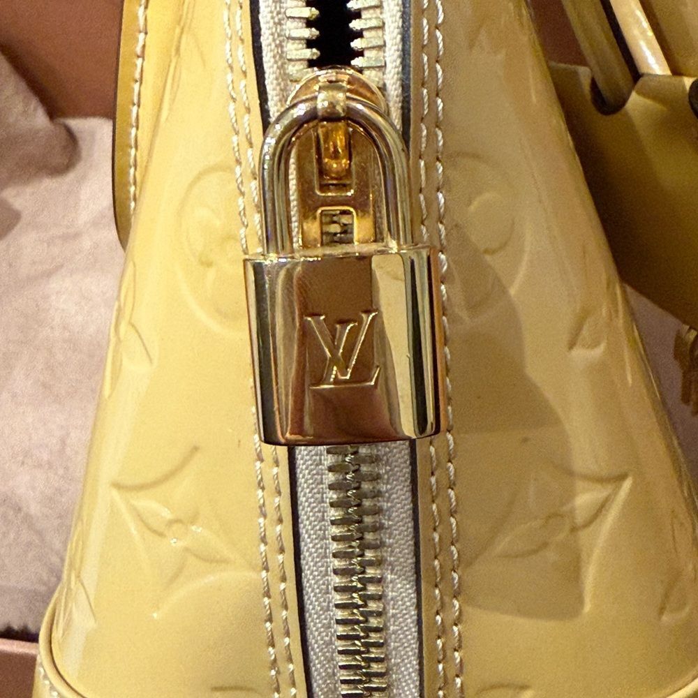 SOLD 🚨 LV Alma BB - NOT INCLUDING LV BAG CHARM - Picture 3 of 13